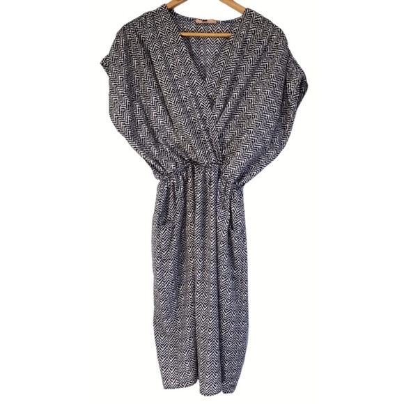 East Adeline Navy & Cream Fit&Flare A-Line Zig Zag
Dress w/ POCKETS! - Picture 2 of 6